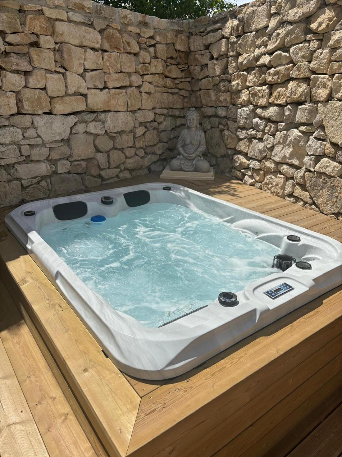 Chez Daniele Chambre Avec Jacuzzi Et Terrasse Privee Murs  Εξωτερικό φωτογραφία